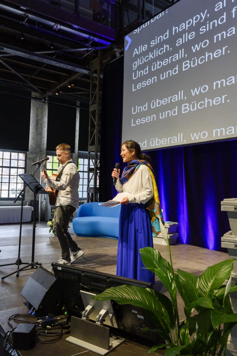 Auf der Bühne des Libri.Campus 2024 singt Alyna Wnukowsky und Robert Duchstein spielt dazu Gitarre