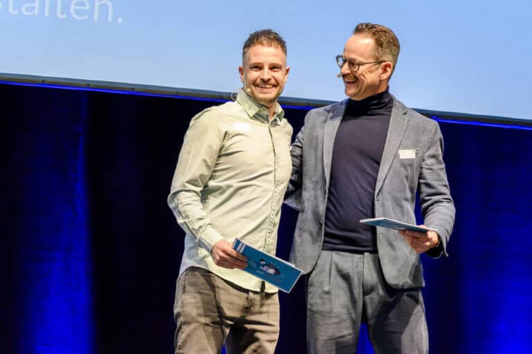 Robert Duchstein und Bertram Pfister als Moderatoren auf der Bühne des Libri.Campus 2024