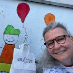 Julia Freund liefert die Lesetüten mit dem Fahrrad an.