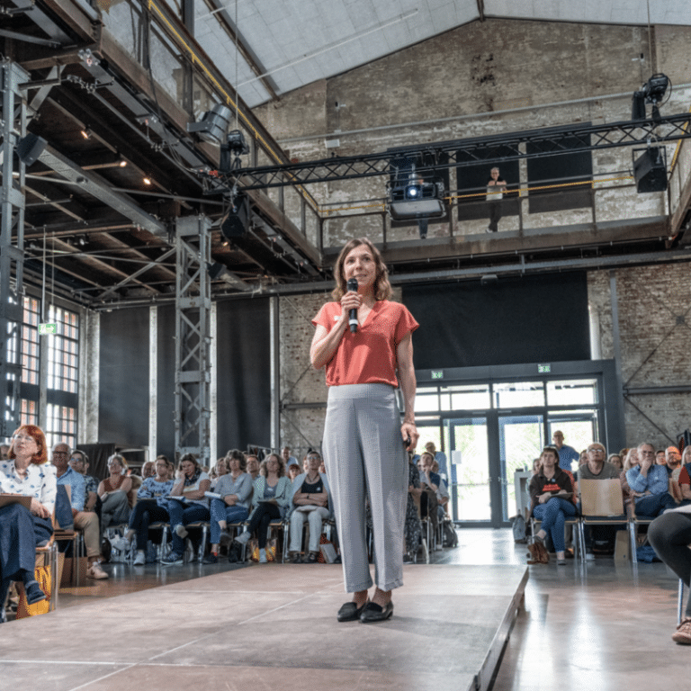 Referentin des Libri.Campus live auf der Bühne.